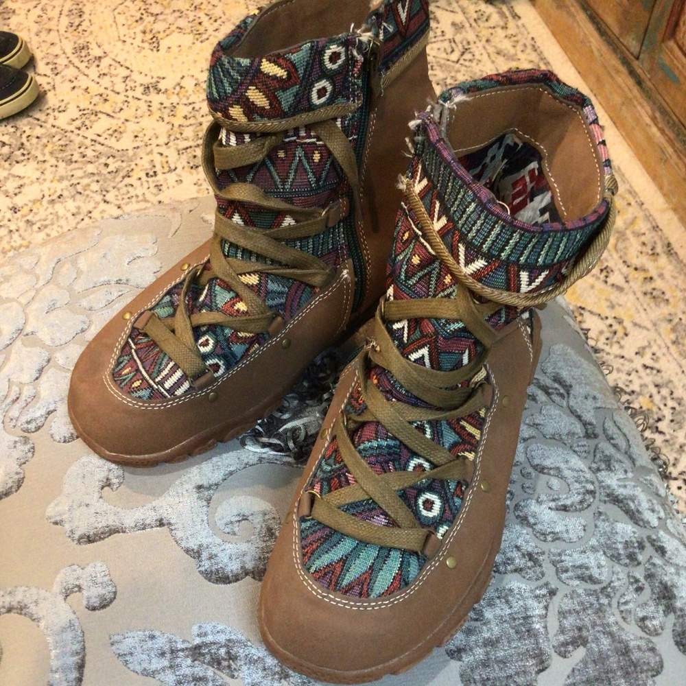 Size 38 bohemian style boot